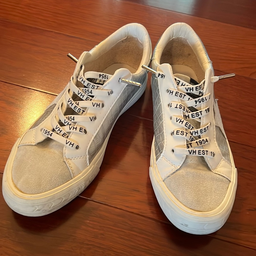 Vintage Havana sneaker. Silver with grey suede at toes and star logo. Size 7.